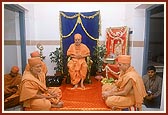 Swamishri addresses the staff and doctors in an assembly at the Shri Shankar Netralay