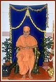 Swamishri addresses the staff and doctors in an assembly at the Shri Shankar Netralay