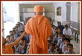 Swamishri addresses children