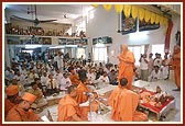 Swamishri performs the patotsav arti