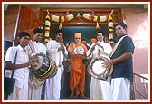 Swamishri departs with the auspicious sound of nadswaram and tavil