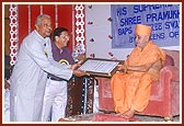 Swamishri is felicitated by the citizens of Chennai. A plaque is presented to Swamishri