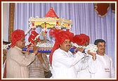 Shri Harikrishna Maharaj is honored in a decorative palanquin on the concluding day of the 7-day Kathopanishad discourse