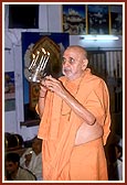 Swamishri performs the patotsav arti