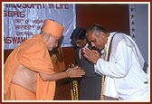 Swamishri welcomes Vice Chancellor of Madras University Shri S. P. Tyagrajan and Vice Chancellor of Rashtriya Sanskrit Vidyalay, Tirupati, Shri Prahladacharya