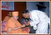 Swamishri honors the scholars during the seminar