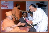 Swamishri honors the scholars during the seminar