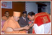 Swamishri honors the scholars during the seminar