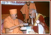 Swamishri honors the scholar Shri U. V. Perukaranai Chakravarti