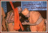 Swamishri honors Yatiraj Shri Jeer Swami of Melukote Math, Karnatak