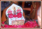 Shri Harikrishna Maharaj during Swamishri's morning puja