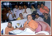 &nbsp;Swamishri blesses the devotees after his morning puja