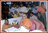 &nbsp;Swamishri blesses the devotees after his morning puja