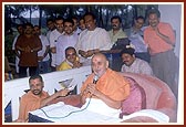 &nbsp;Swamishri blesses the devotees after his morning puja