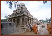 Swamishri at the famous Mahabalipuram Mandir &nbsp;