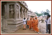 Swamishri obseves the Mahabalipuram mandir