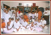 Swamishri with Vedpathi Brahmin batuks who welcomed him