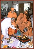 Swamishri inspires Shri Vishnubhai Bhatt, the devotee responsible for building the mandir, to offer oblations in the yagna kund