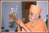 Performs the arti ritual&nbsp;