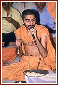 Performs the arti ritual&nbsp;