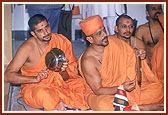 Performs the arti ritual&nbsp;