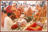 Swamishri offers oblations in the yagna kund&nbsp;&nbsp;&nbsp;&nbsp;