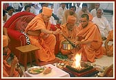 Swamishri offers oblations in the yagna kund&nbsp;&nbsp;&nbsp;&nbsp;