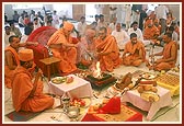 Swamishri offers oblations in the yagna kund&nbsp;&nbsp;&nbsp;&nbsp;