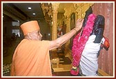 Swamishri performs murti -pratishtha of Shri Tirupati Balaji