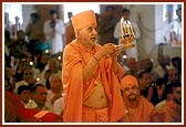 Swamishri performs the murti-pratishtha arti 