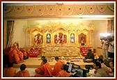 Swamishri blesses the murti-pratishtha assembly
