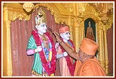 Swamishri performs murti-pratishtha of Shri Akshar Purushottam Maharaj at the BAPS Shri Swaminarayan Mandir&nbsp;