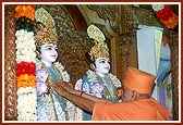 Swamishri performs the murti-pratishtha ceremony ...