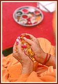 Swamishri performs pushpanjali