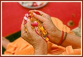 Swamishri performs pushpanjali