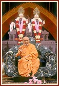 Swamishri blesses the assembly 