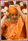After the conclusion of the ceremony, Swamishri gets ready to leave 