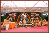 Swamishri blesses the assembly 