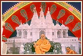 Swamishri blesses the festival assembly