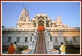 BAPS Shri Swaminarayan Mandir, Atladra 