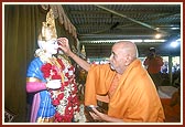 Swamishri performs the murti-pratishtha rituals for the hari mandir in Dora village