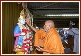 Swamishri performs the murti-pratishtha rituals for the hari mandir in Ankhi village 