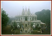BAPS Shri Swaminarayan Mandir, Atladra 