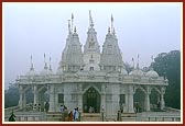 BAPS Shri Swaminarayan Mandir, Atladra 