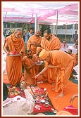 Swamishri performs the foundation-stone laying ceremony of the mandir-extention  project 
