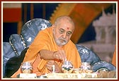 On the occasion of the foundation-stone laying ceremony of an additional complex in the mandir and a residential school, Swamishri performs pujan of kalashas to be placed in the foundation pit