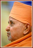 Swamishri engrossed in the assembly