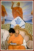 Swamishri listens attentively to a youth