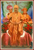 Swamishri traditionally proclaims the joli call, 'Narayan Hare Sacchidanand Prabho', with two jolis on both shoulders 