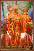Swamishri traditionally proclaims the joli call, 'Narayan Hare Sacchidanand Prabho', with two jolis on both shoulders 